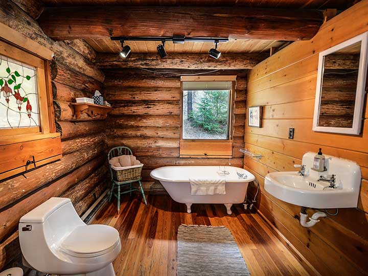 Innenansicht eines Bungalow-Badezimmers