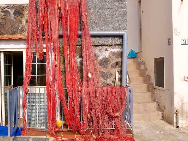 Fischernetz hängt zum Trocknen draußen