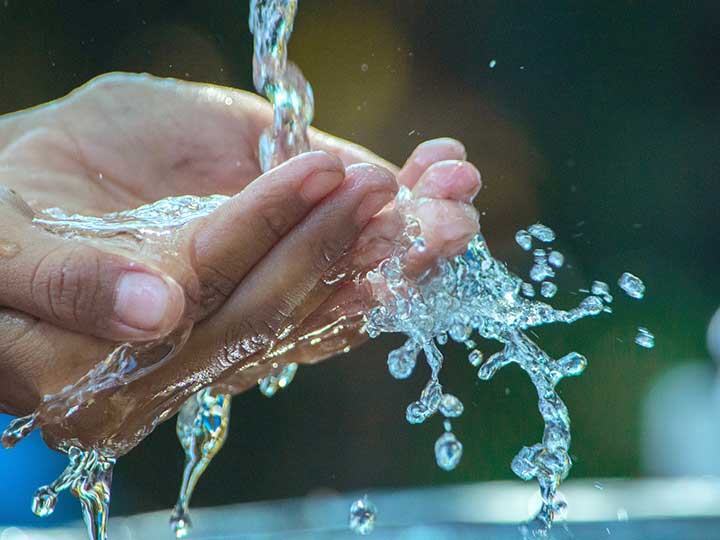 hände unter fliessendem wasser