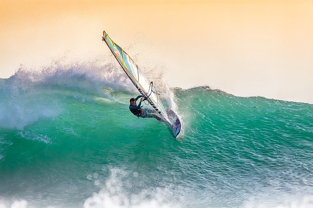 windsurfer reitet die welle